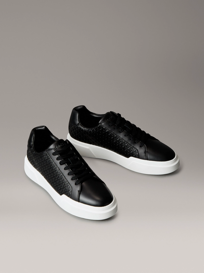 ZAPATILLAS CON MONOGRAMA EN RELIEVE INTEGRAL - 1