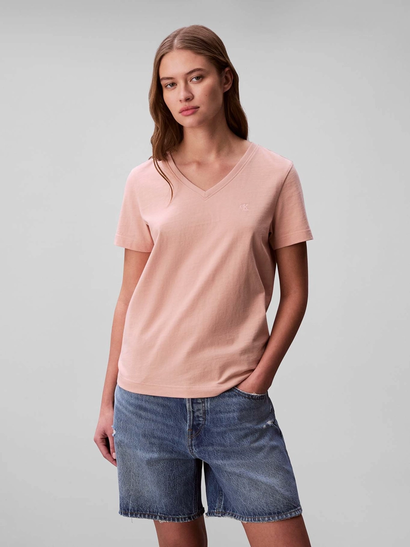 POLERA CON CUELLO EN V Y LOGO ARCHIVE - 1
