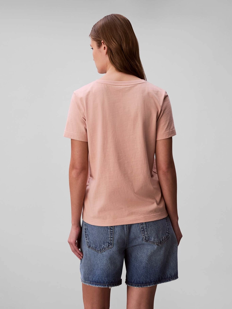 POLERA CON CUELLO EN V Y LOGO ARCHIVE - 3