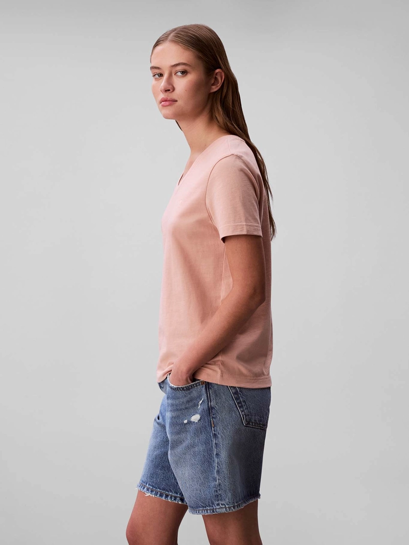POLERA CON CUELLO EN V Y LOGO ARCHIVE - 4