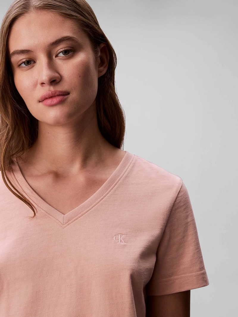 POLERA CON CUELLO EN V Y LOGO ARCHIVE - 5