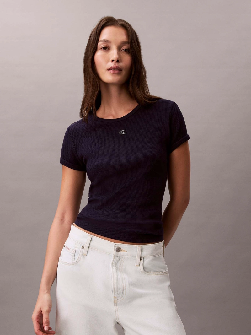 POLERA SLIM DE TEJIDO WAFFLE CON MONOGRAMA - 1
