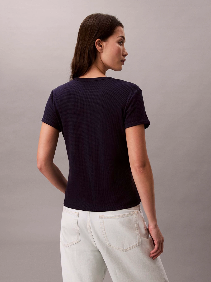 POLERA SLIM DE TEJIDO WAFFLE CON MONOGRAMA - 3