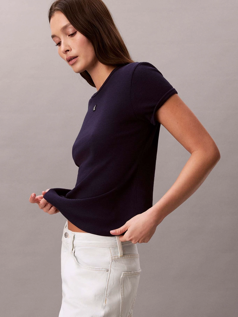 POLERA SLIM DE TEJIDO WAFFLE CON MONOGRAMA - 4