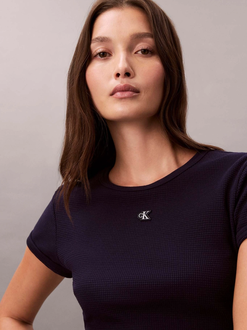 POLERA SLIM DE TEJIDO WAFFLE CON MONOGRAMA - 5