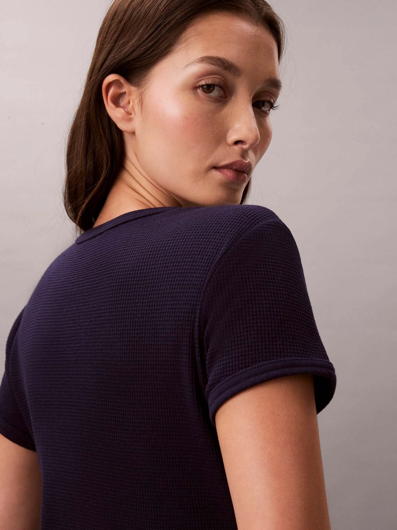 POLERA SLIM DE TEJIDO WAFFLE CON MONOGRAMA - 6