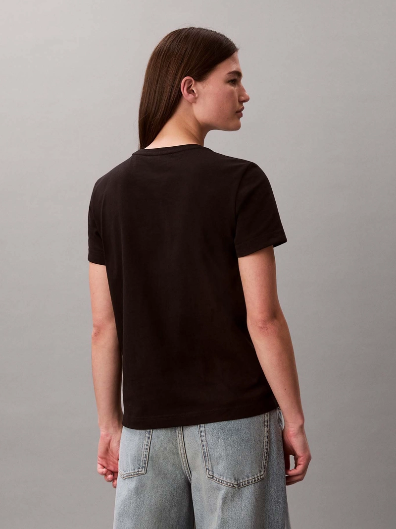 POLERA CLASSIC FIT CON ETIQUETA TEJIDA - 3