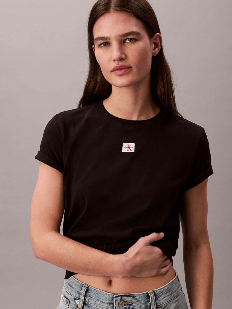 POLERA CLASSIC FIT CON ETIQUETA TEJIDA - 4