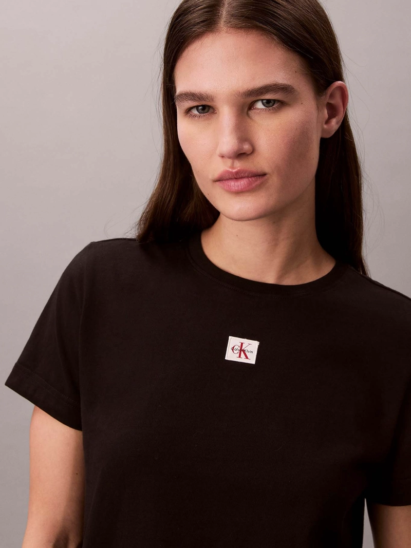 POLERA CLASSIC FIT CON ETIQUETA TEJIDA - 5
