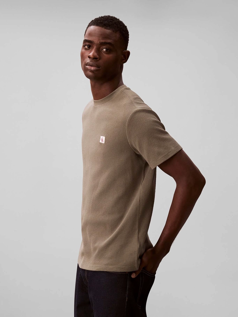 POLERA EN TEJIDO WAFFLE CON ETIQUETA DE LOGO - 4