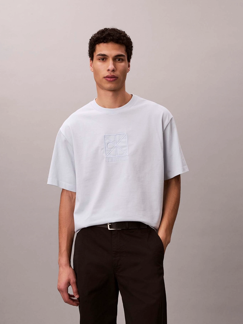 POLERA CON GRAFICO DE EMBLEMA - 1