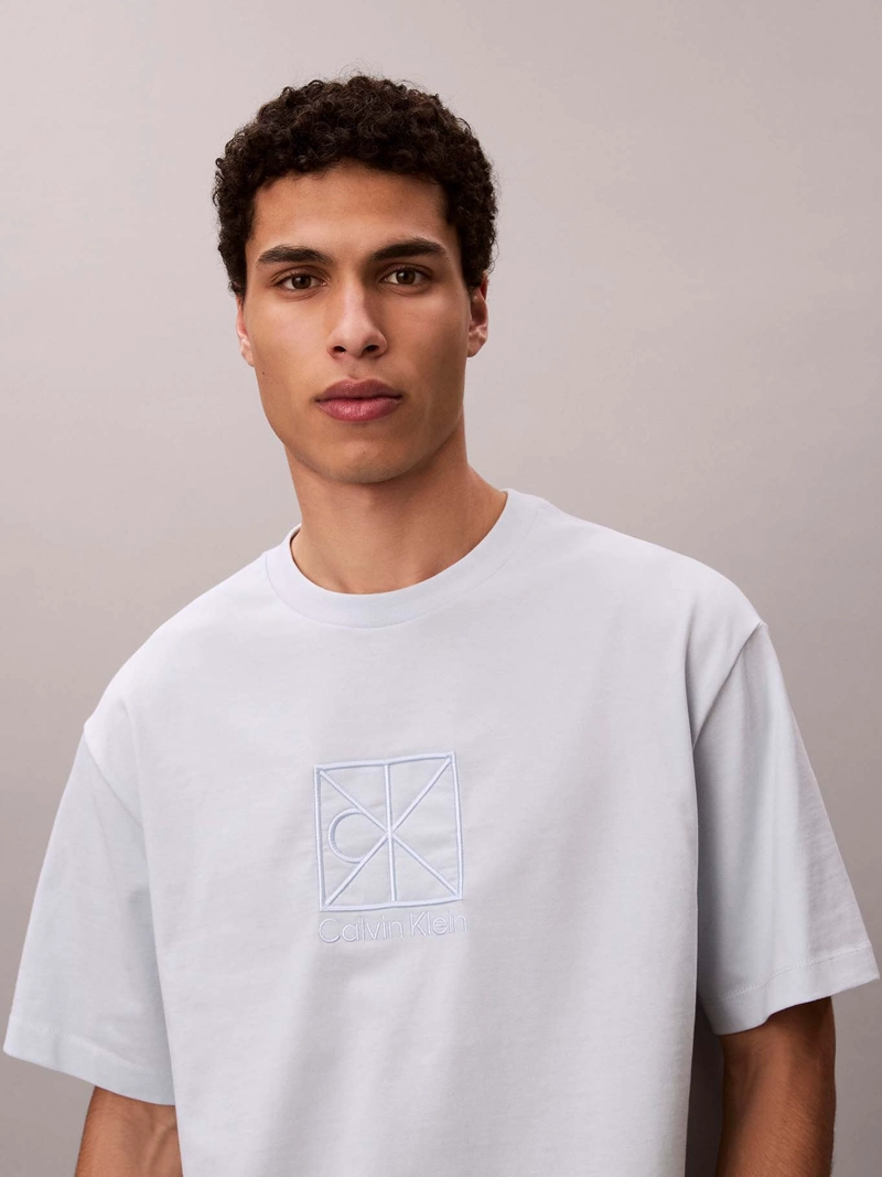 POLERA CON GRAFICO DE EMBLEMA - 5