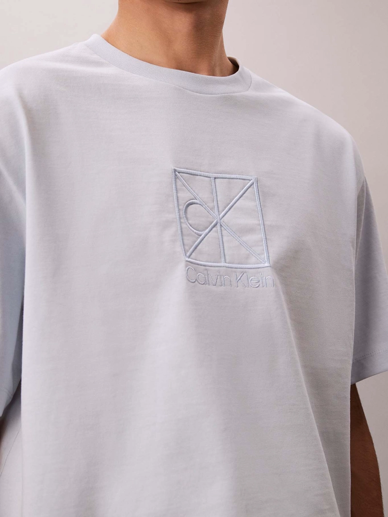 POLERA CON GRAFICO DE EMBLEMA - 6