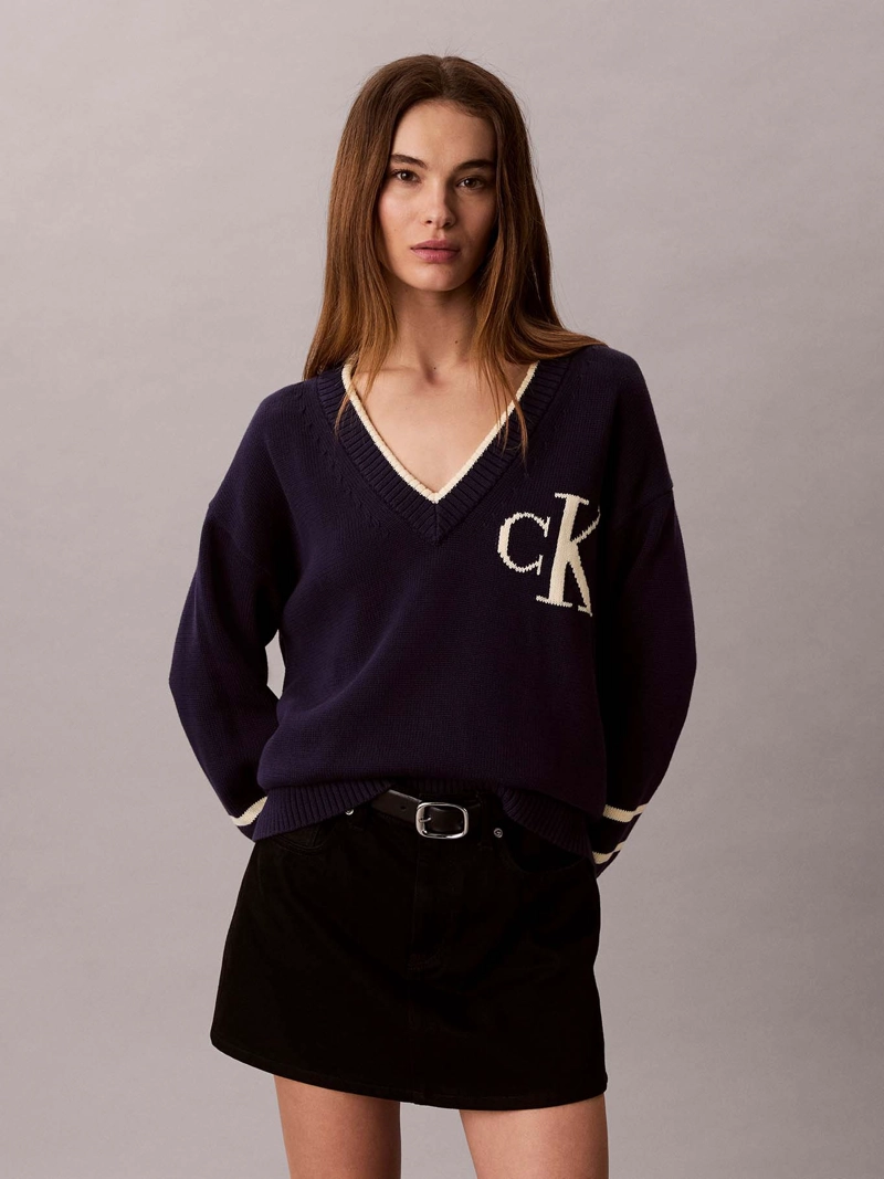 SWEATER DE CUELLO EN V CON LOGO - 1