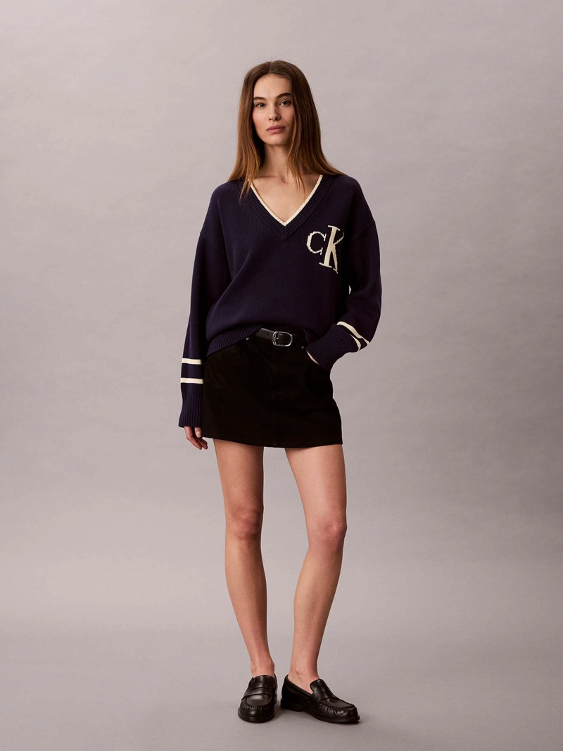 SWEATER DE CUELLO EN V CON LOGO - 2
