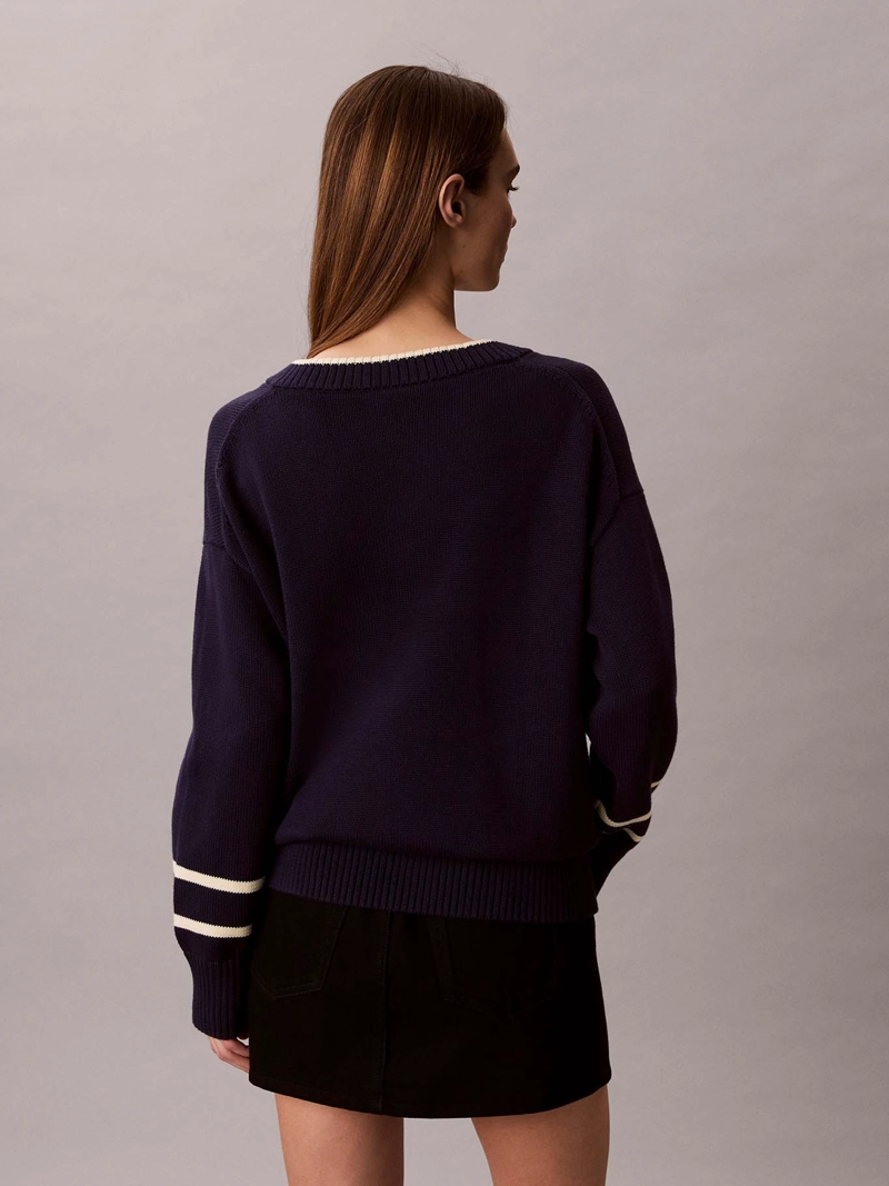 SWEATER DE CUELLO EN V CON LOGO - 3