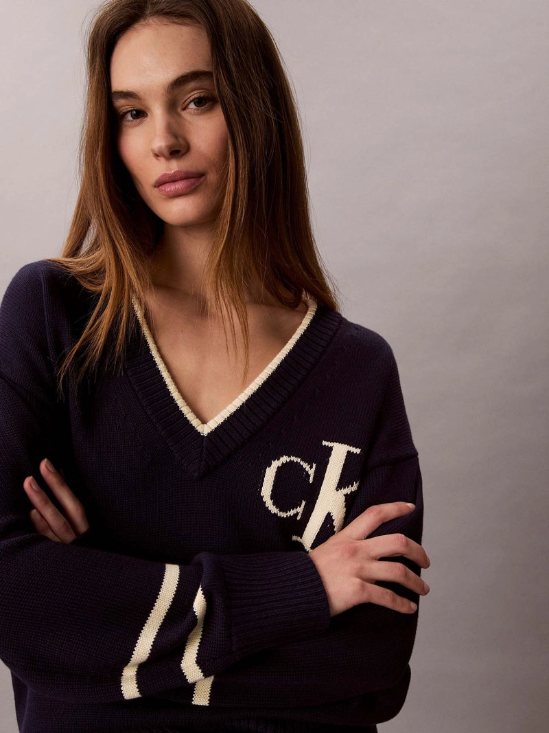 SWEATER DE CUELLO EN V CON LOGO - 4