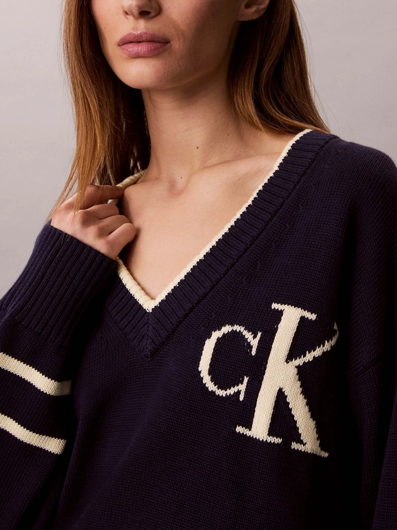 SWEATER DE CUELLO EN V CON LOGO - 5