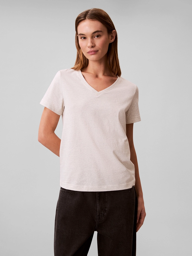 POLERA CON CUELLO EN V Y LOGO ARCHIVE - 1