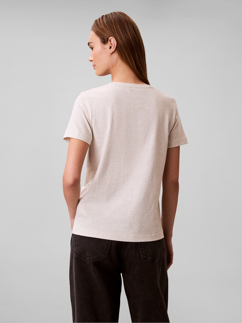 POLERA CON CUELLO EN V Y LOGO ARCHIVE - 3