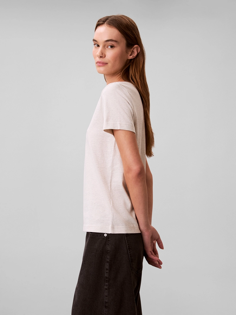 POLERA CON CUELLO EN V Y LOGO ARCHIVE - 4