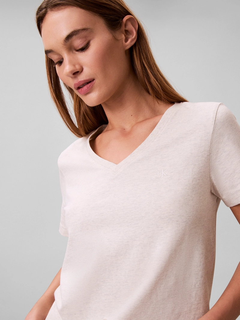POLERA CON CUELLO EN V Y LOGO ARCHIVE - 5
