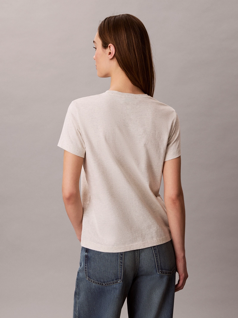 POLERA CLASSIC FIT CON ETIQUETA TEJIDA - 3