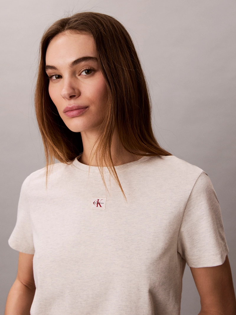 POLERA CLASSIC FIT CON ETIQUETA TEJIDA - 4