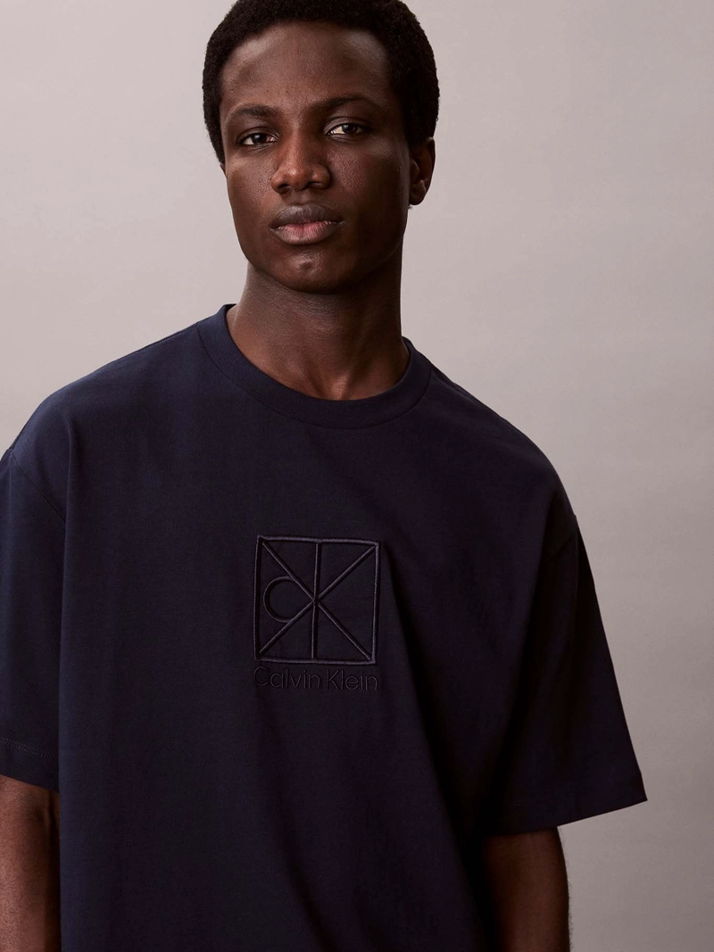 POLERA CON GRAFICO DE EMBLEMA - 5