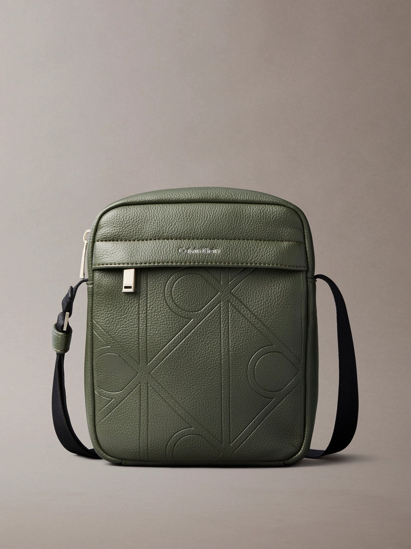 BOLSO REPORTER CON TEXTURA INTEGRAL DE EMBLEMA - 1