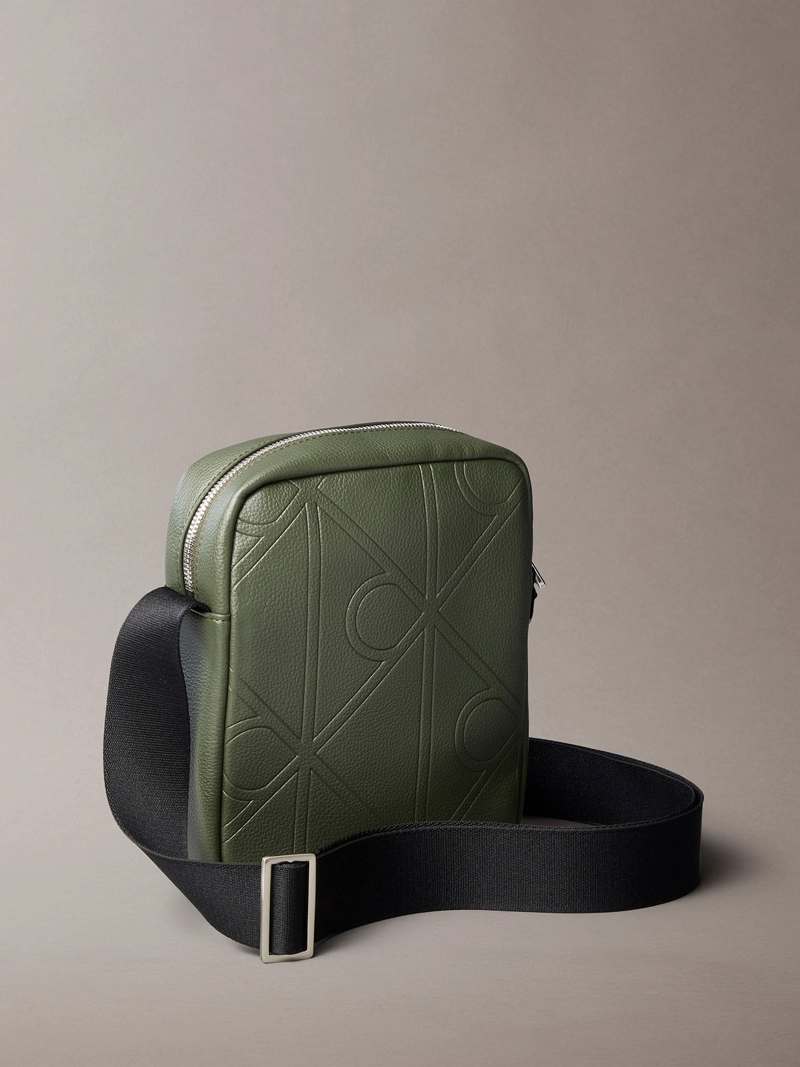 BOLSO REPORTER CON TEXTURA INTEGRAL DE EMBLEMA - 2