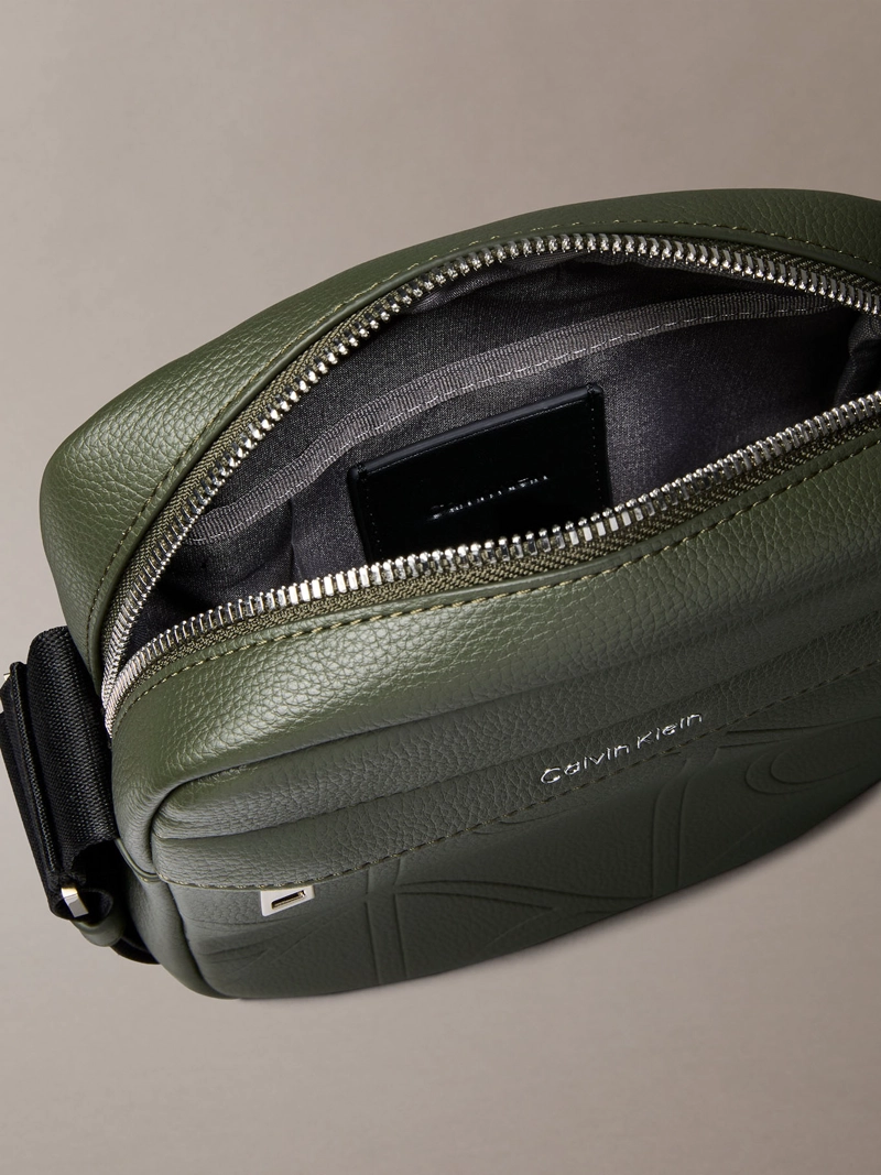 BOLSO REPORTER CON TEXTURA INTEGRAL DE EMBLEMA - 3