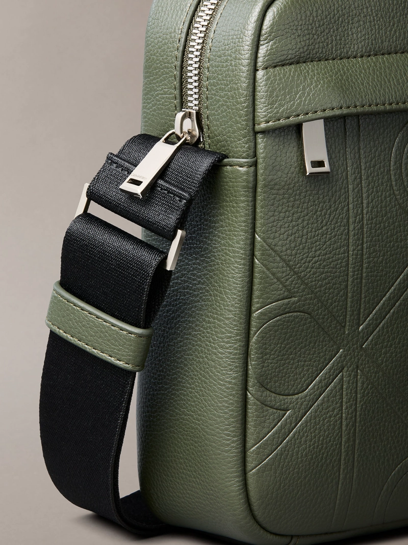 BOLSO REPORTER CON TEXTURA INTEGRAL DE EMBLEMA - 4