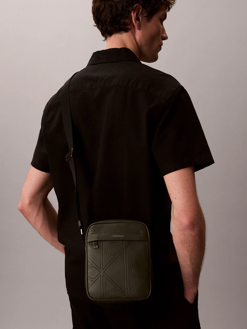 BOLSO REPORTER CON TEXTURA INTEGRAL DE EMBLEMA - 5