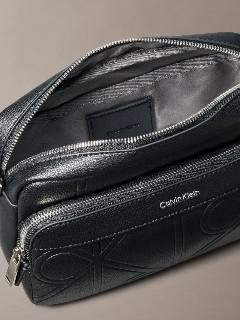 BOLSO CAMERA CON TEXTURA DE EMBLEMA - 3