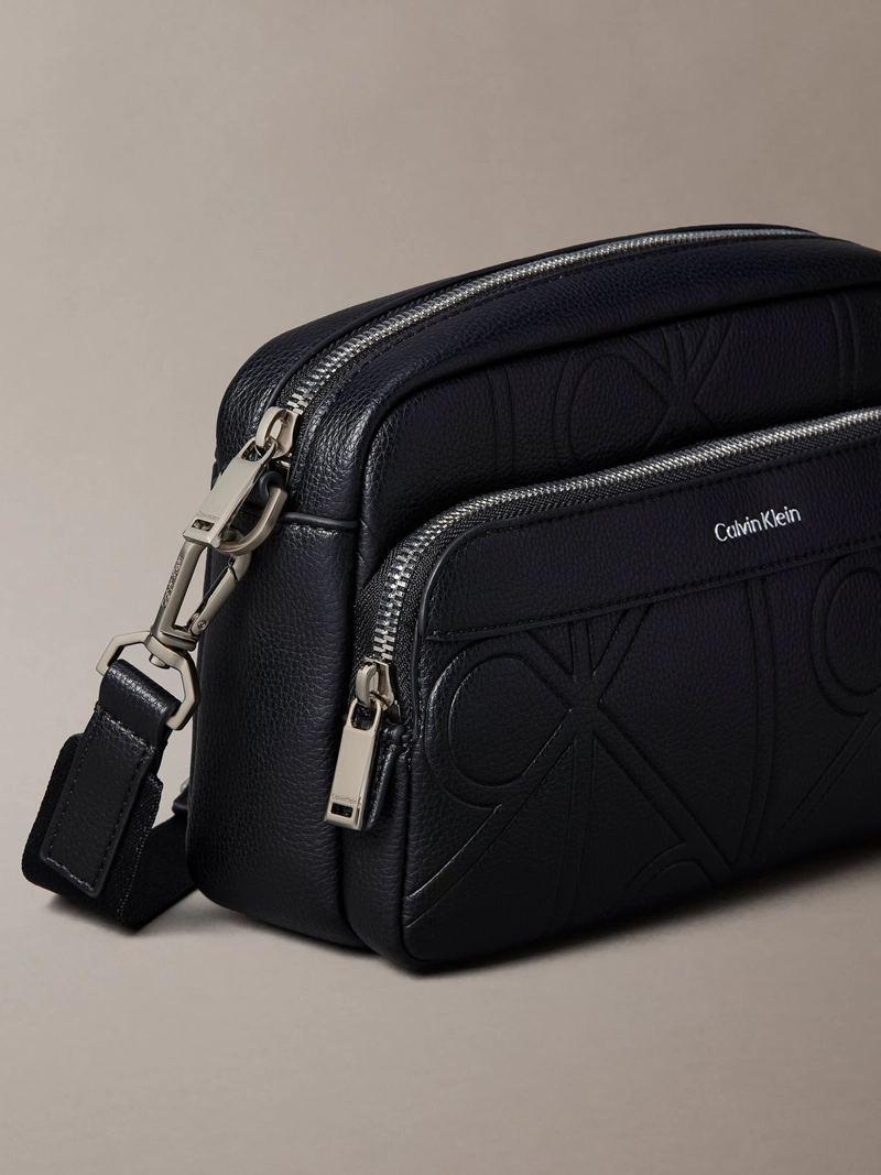 BOLSO CAMERA CON TEXTURA DE EMBLEMA - 4