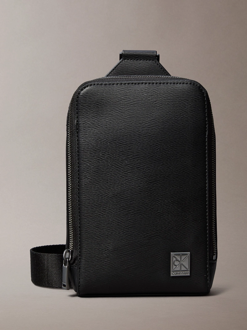 BOLSO SLING CON EMBLEMA - 1