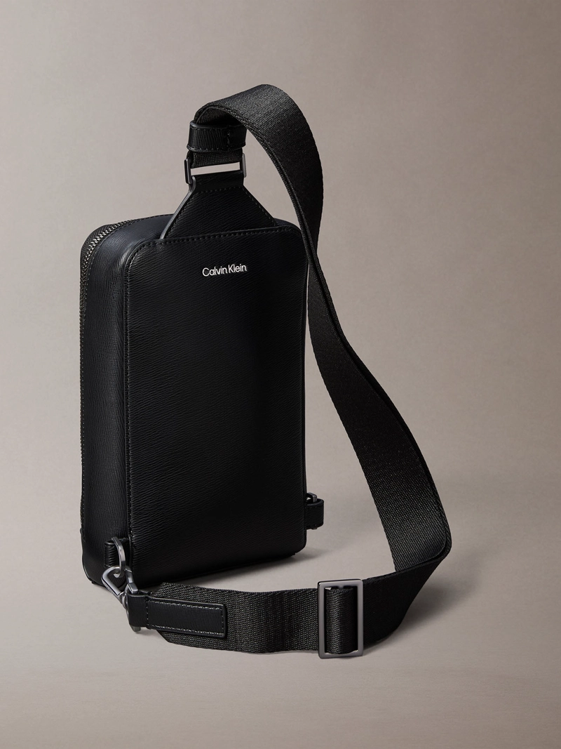 BOLSO SLING CON EMBLEMA - 2