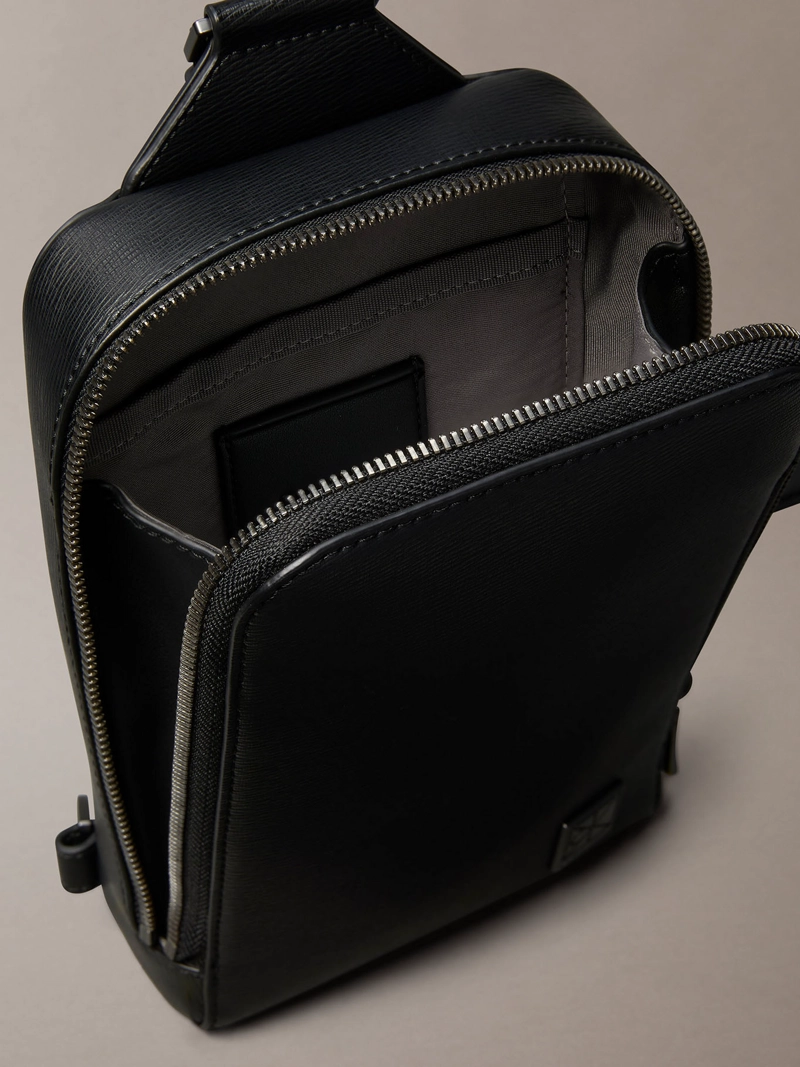BOLSO SLING CON EMBLEMA - 3