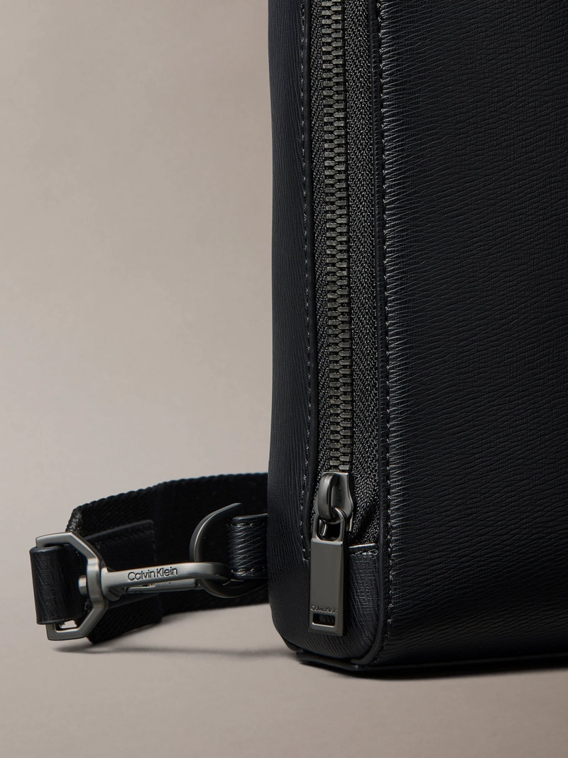 BOLSO SLING CON EMBLEMA - 4
