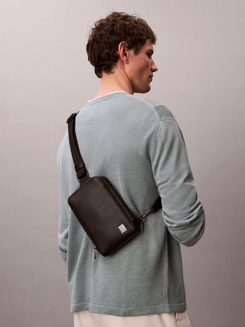 BOLSO SLING CON EMBLEMA - 5