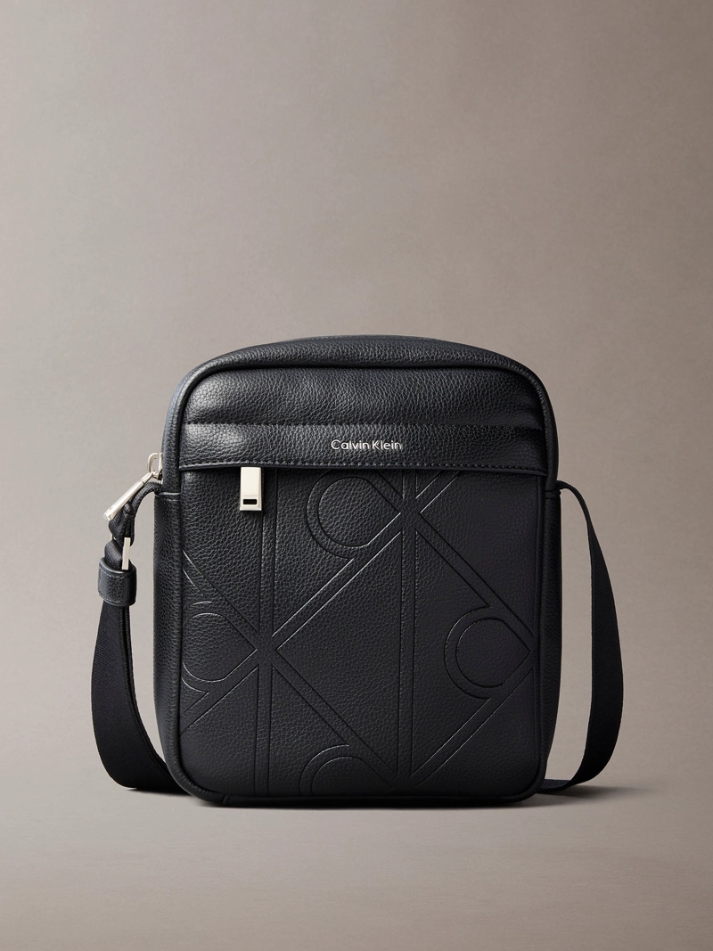 BOLSO REPORTER CON TEXTURA INTEGRAL DE EMBLEMA - 1