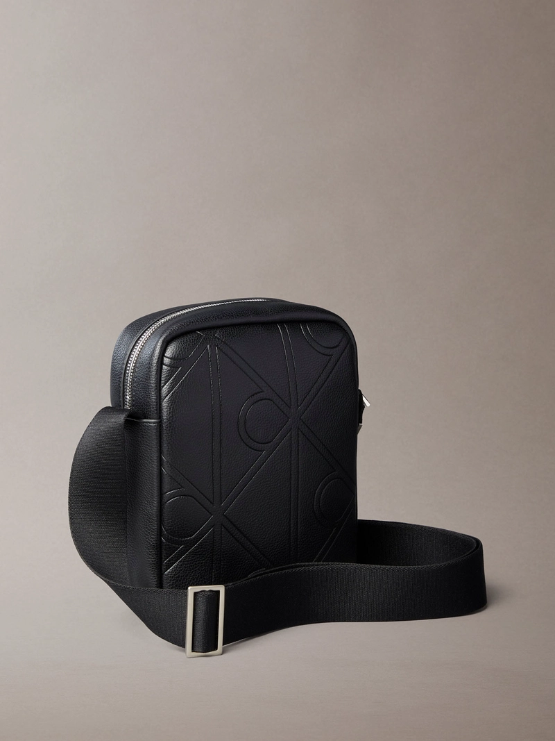 BOLSO REPORTER CON TEXTURA INTEGRAL DE EMBLEMA - 2