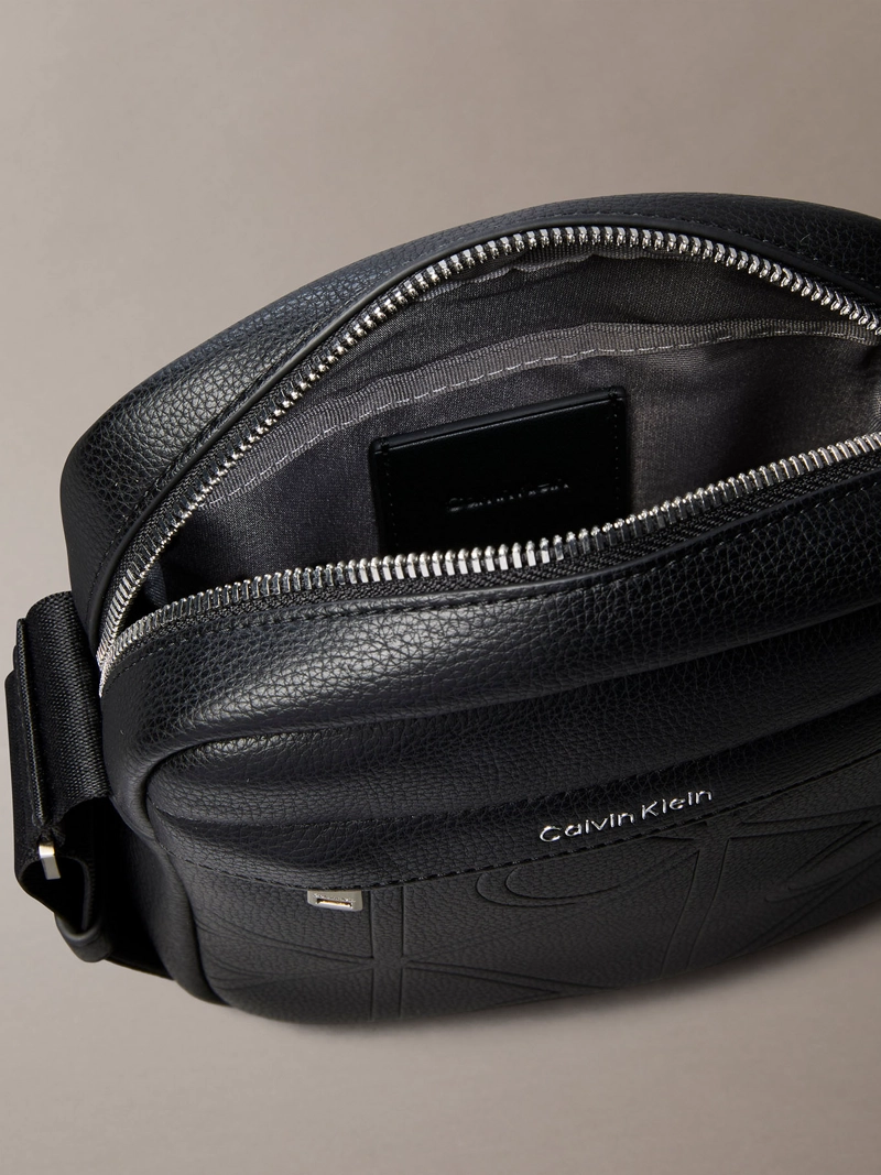 BOLSO REPORTER CON TEXTURA INTEGRAL DE EMBLEMA - 3