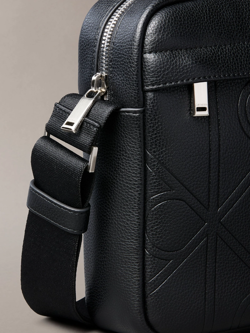 BOLSO REPORTER CON TEXTURA INTEGRAL DE EMBLEMA - 4
