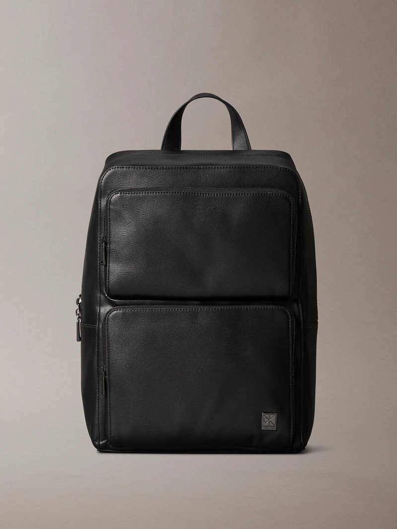 MOCHILA SLIM POCKET CON EMBLEMA - 1