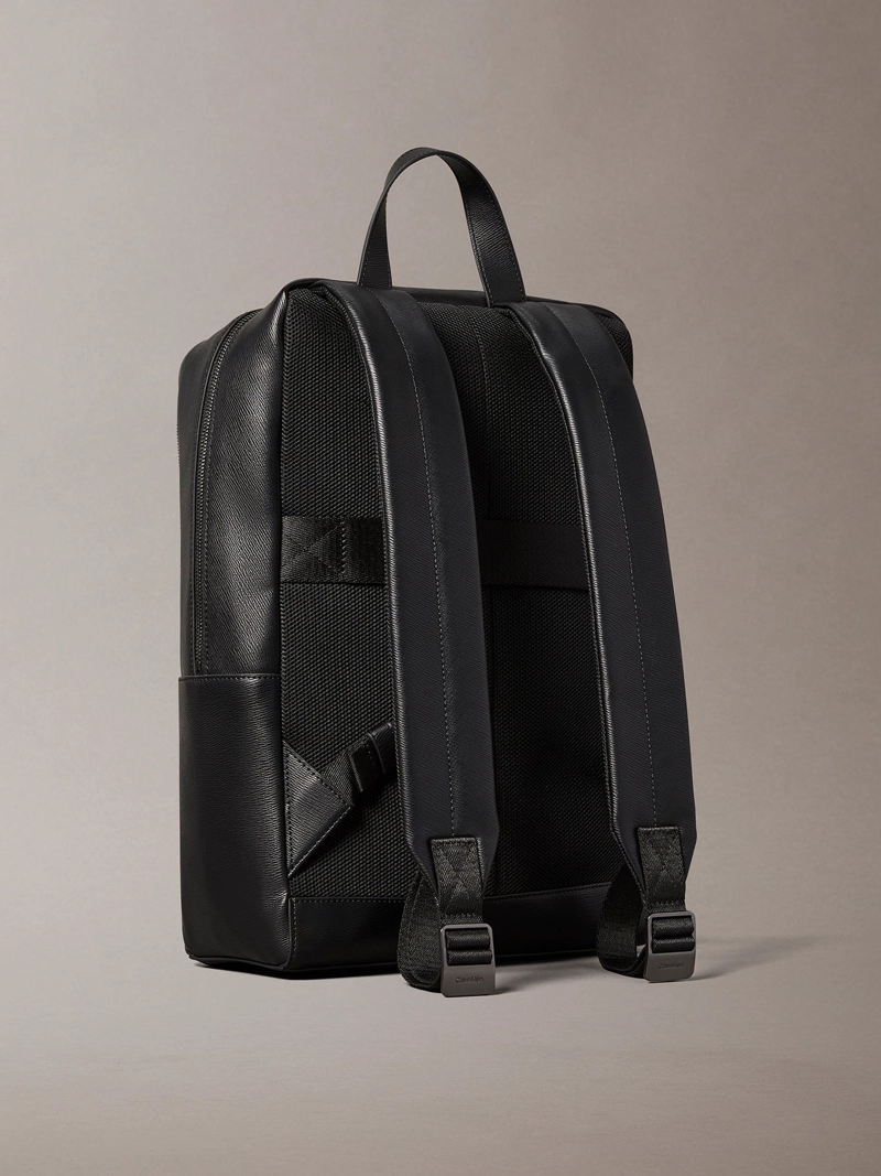 MOCHILA SLIM POCKET CON EMBLEMA - 2