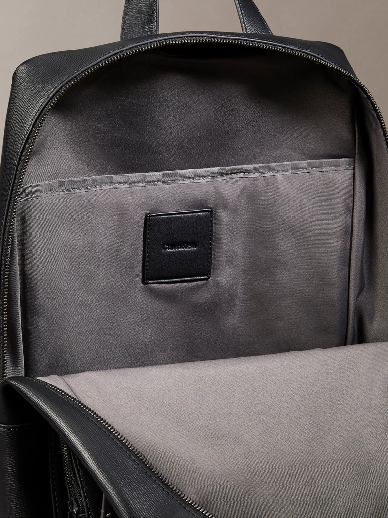 MOCHILA SLIM POCKET CON EMBLEMA - 3