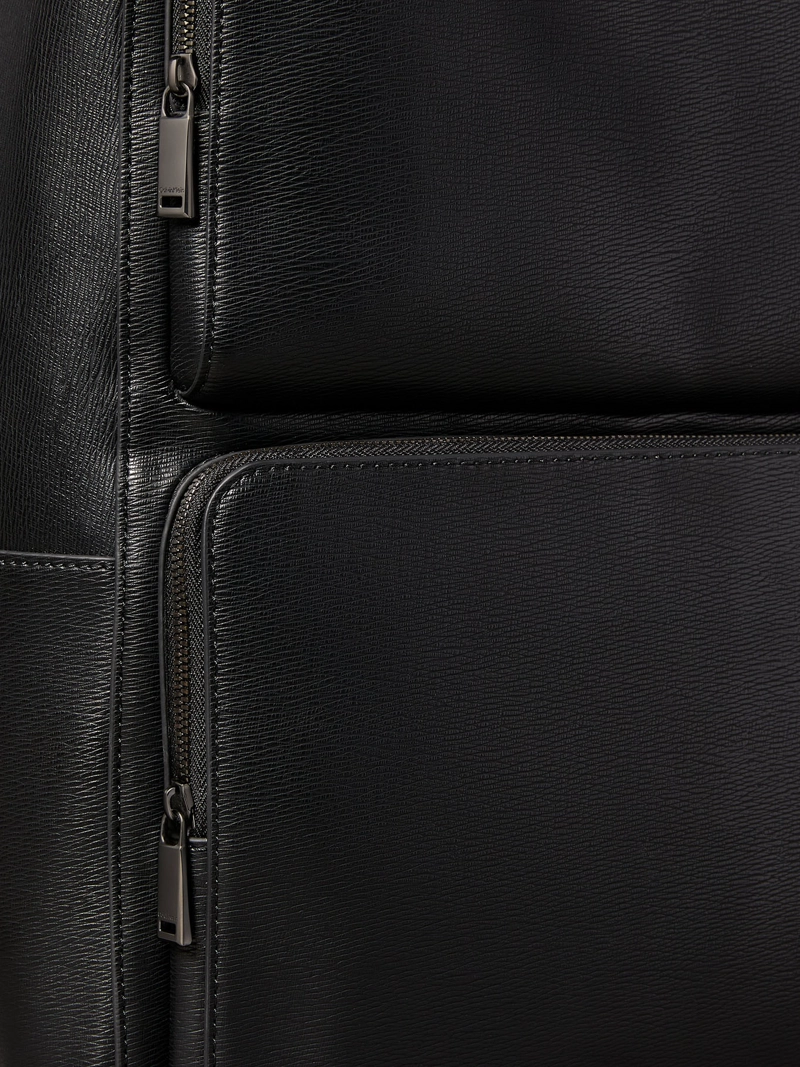 MOCHILA SLIM POCKET CON EMBLEMA - 4