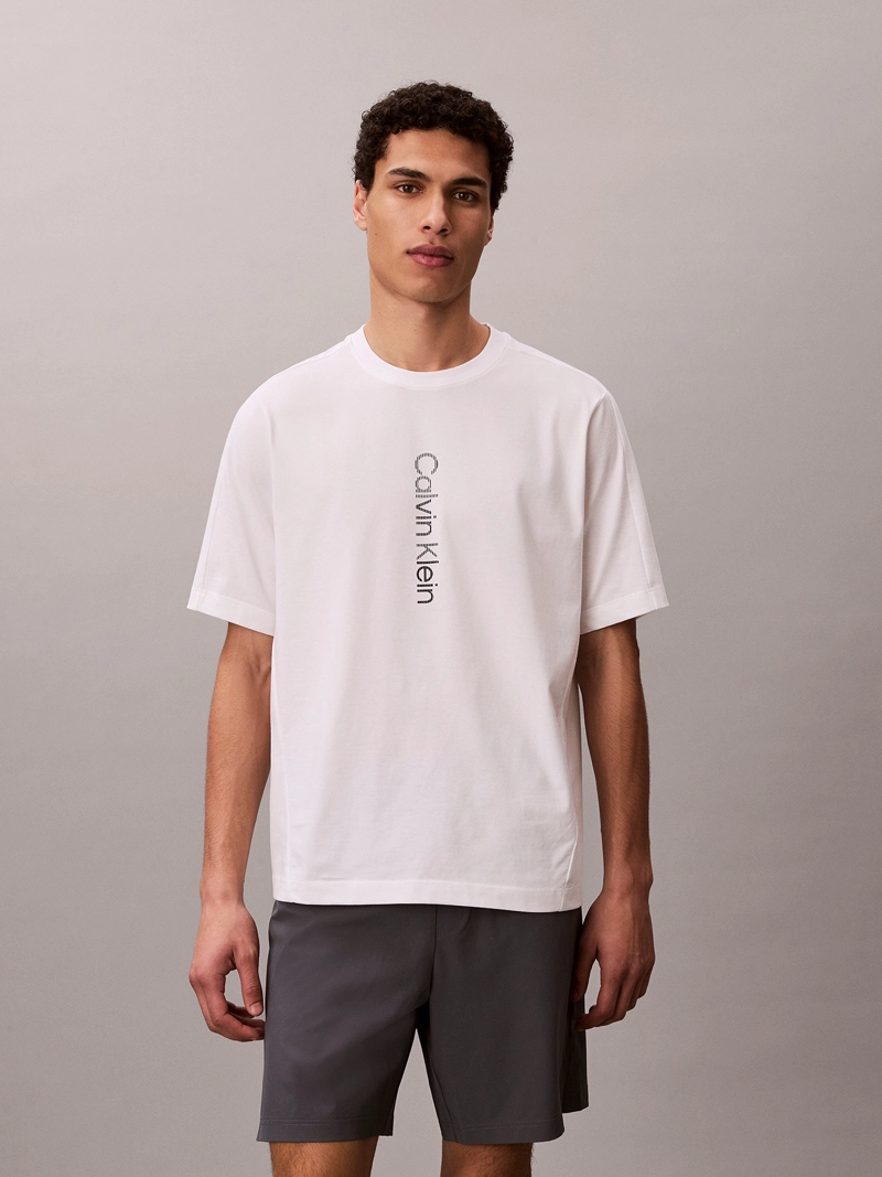 POLERA DEPORTIVA CON GRAFICO DE LOGO VERTICAL - 1
